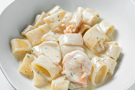 Каламарата  с морепродуктами в сливочном соусе