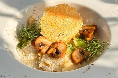 Равиоли с курицей, шампиньонами и пармезаном