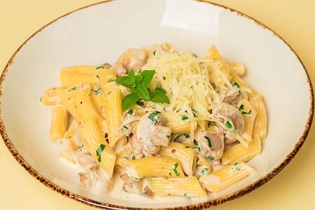 Пенне с цыпленком и шампиньонами в сливочном соусе
