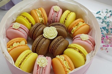 Ассорти макарон с шоколадным декором