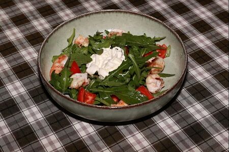 Салат с креветками и сыром страчателла 