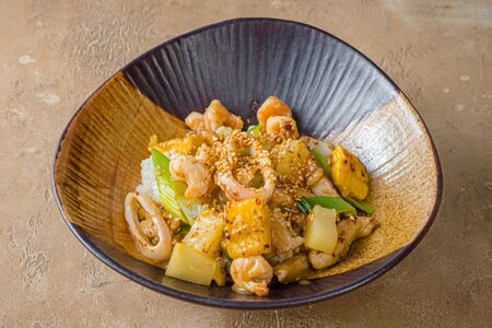 Морепродукты с курицей в соусе из манго