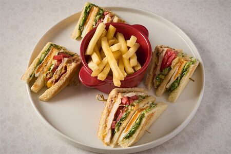 Клаб сэндвич с яйцом и беконом