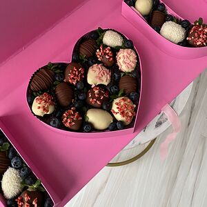 Клубника в бельгийском шоколаде I Love U розовая 