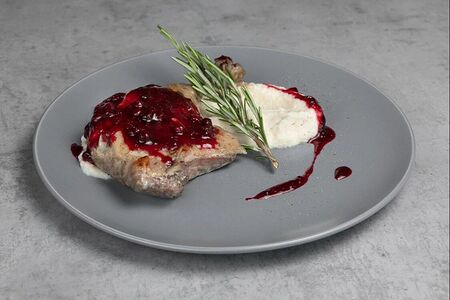 Утиная ножка с картофельным пюре 