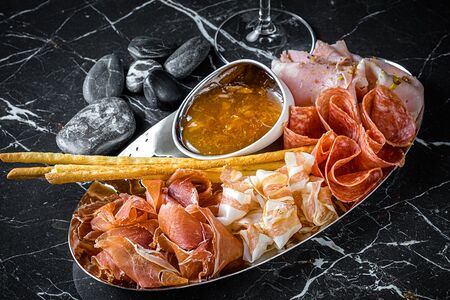 Ассорти итальянских деликатесов