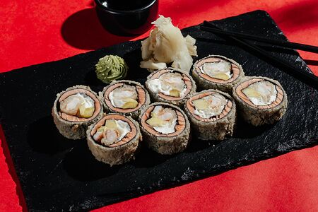 Жареный ролл с лососем и креветкой