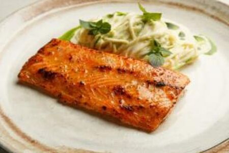 Стейк лосося с лапшой из кабачка