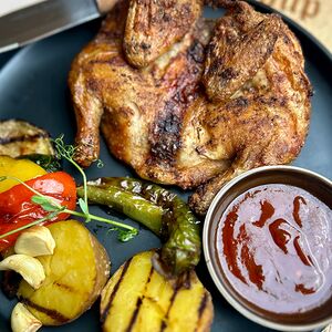 Цыпленок табака с овощами на гриле