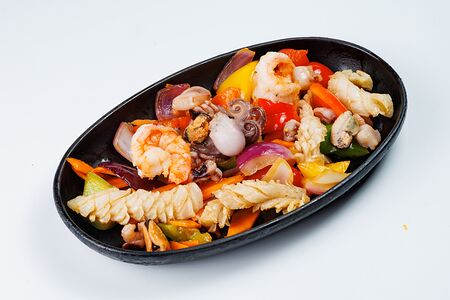 Морепродукты вок со сладким перцем, луком и морковью