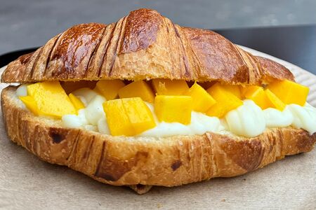 Круассан с манго 