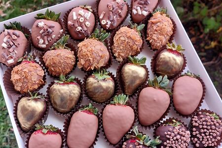 Набор Клубника в молочном и горьком шоколаде №25 (20-25 ягод)