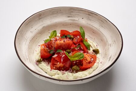 Салат из бакинских помидоров с муссом из сыра Фета и каперсами