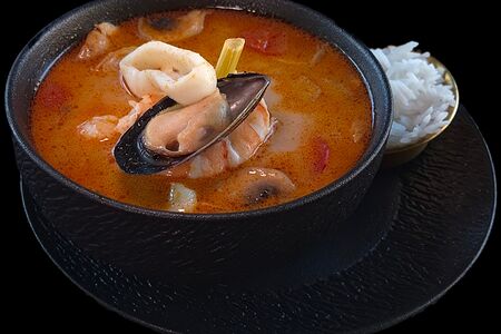 Том ям Тхале с морепродуктамии и рисом басмати