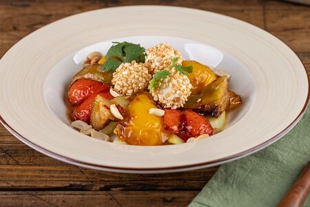 Салат с овощами фри и мягким сыром