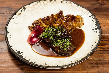 Голяшка бычка с шашлыком из сельдерея