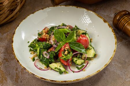 Овощной салат по-грузински с орехами 