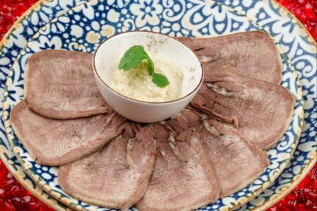 Отварной телячий язык с хреном