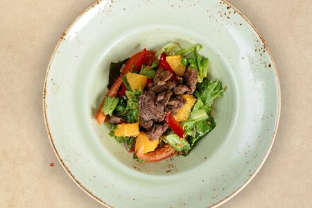 Салат с говядиной гриль