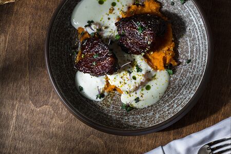 Телячьи щеки в медовой глазури