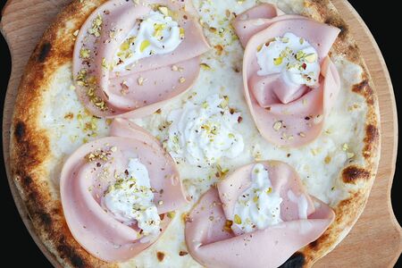 Пицца Мортаделла со страчателлой