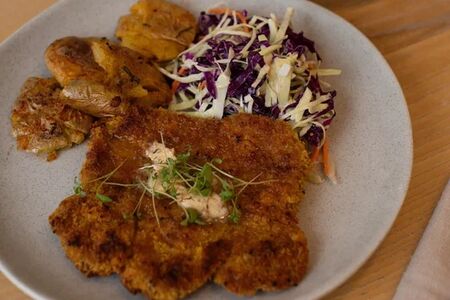 Шницель свиной с картофелем и коул слоу