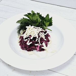 Салат из свеклы с сыром и чесноком