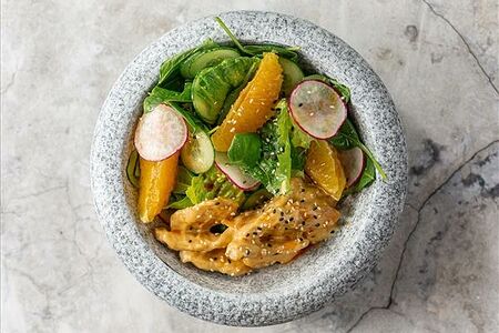 Салат с запеченной курицей и соусом карри