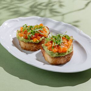 Брускетта с тартаром из лосося и авокадо