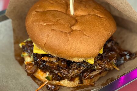 Бургер с рёберным мясом