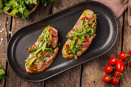 Брускетта с ростбифом