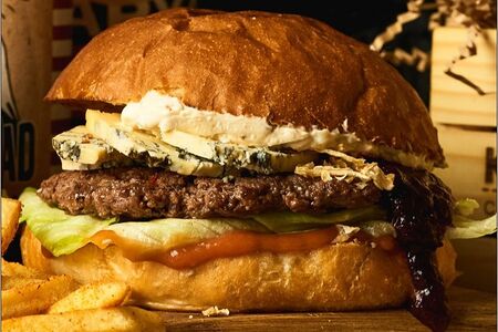 Крафт & Бургер с голубым сыром и соусом из сливы