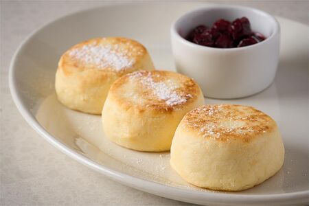 Сырники с вишневым соусом