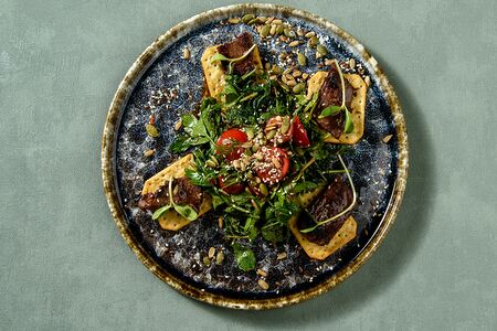 Теплый салат с говядиной 