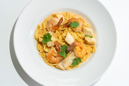 С креветками и рыбой в азиатском стиле