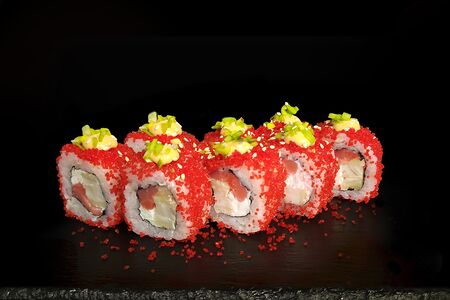 Летучая рыба с лососем и морским окунем