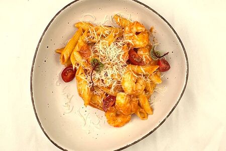 Острая паста с креветками и соусом аррабиата