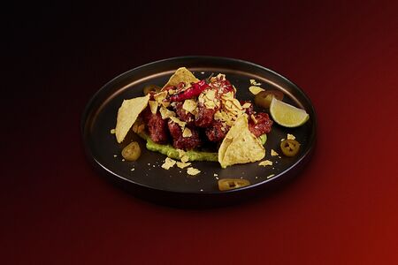 Острые с начос, гуакамоле и халапеньо