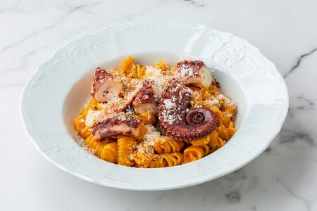 Паста с осьминогом в неаполитанском соусе