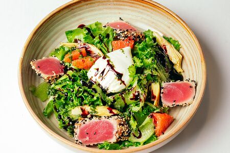 Тунец с теплыми артишоками и яйцом пашот