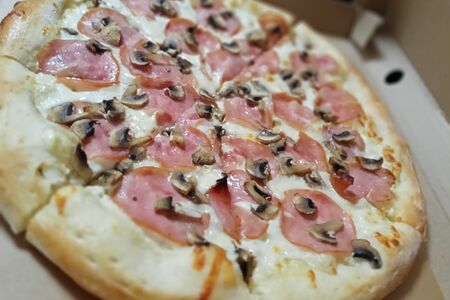 Пицца ветчина и грибы