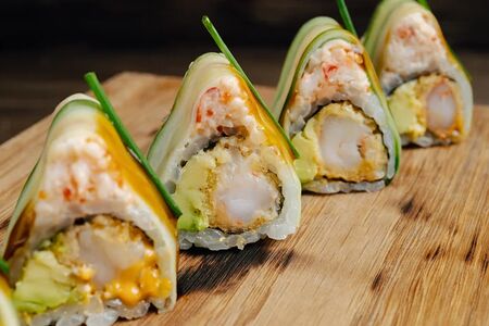 Фудзи: тигровая креветка, краб, огурец, терияки