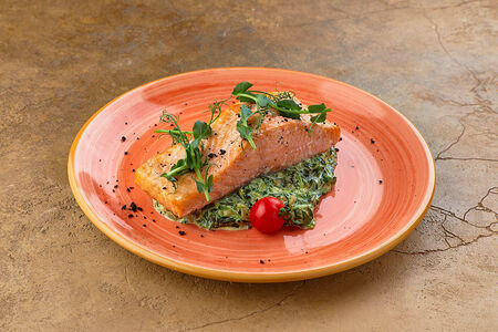 Лосось со шпинатом