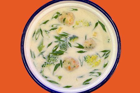 Сливочный суп с фрикадельками из креветок 