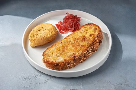 Паштет из куриной печени с луком конфи и тостами из зернового хлеба