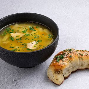 Суп «Куриный с лапшой» и чесночной булочкой