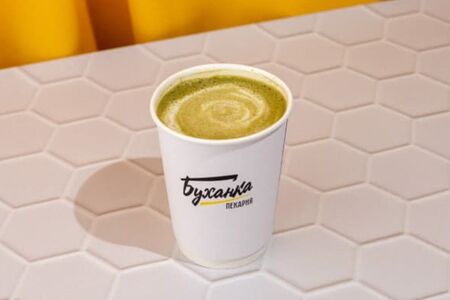 Матча латте на миндальном молоке.