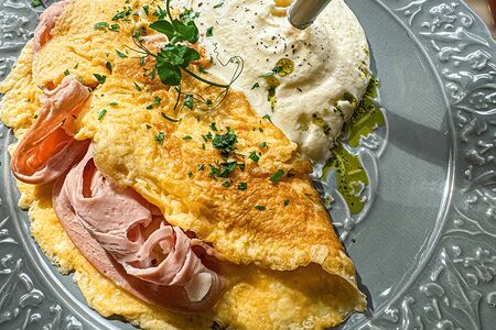 Омлет с моцареллой и mortadella 