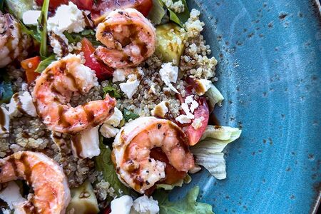 Салат с киноа и креветками