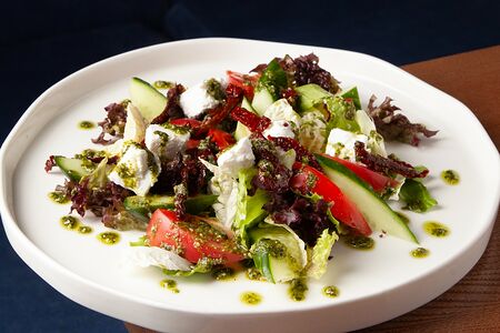 Салат из свежих овощей с брынзой